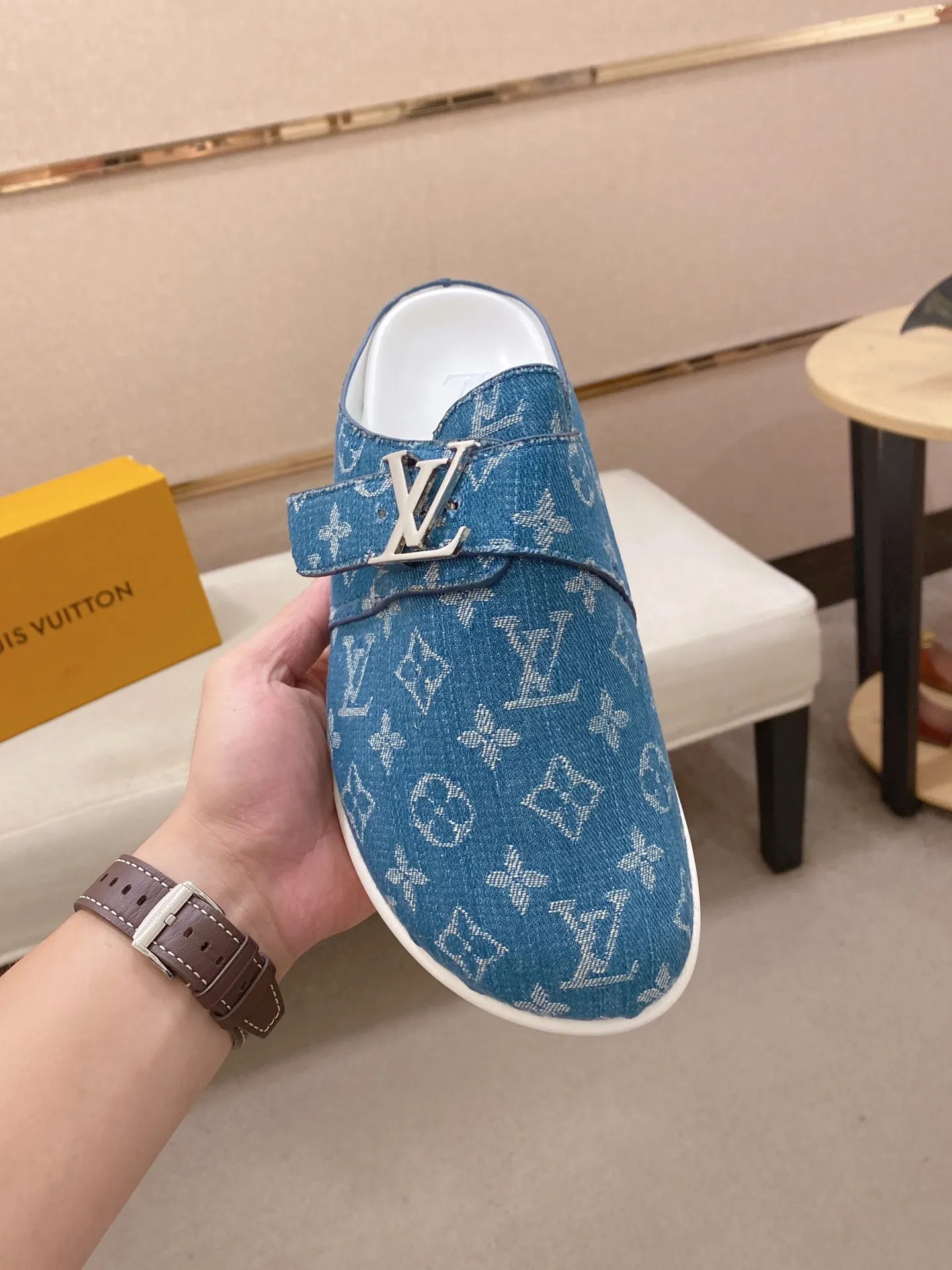 Men's shoes 💰: 360💰LV made 🔍Top purchasing agents, men's spring and summer slippers are available at the same counter. The uppers are made of Italian imported denim with logo graphics and high-quality craftsmanship. The soles are original soles specially provided by the original factory. The exclusive movable molded soles are super comfortable. Original factory follow-up products. 🔍🔍High quality. You can enter and exit the counter at will. Welcome to compare. The code number is 38-44.